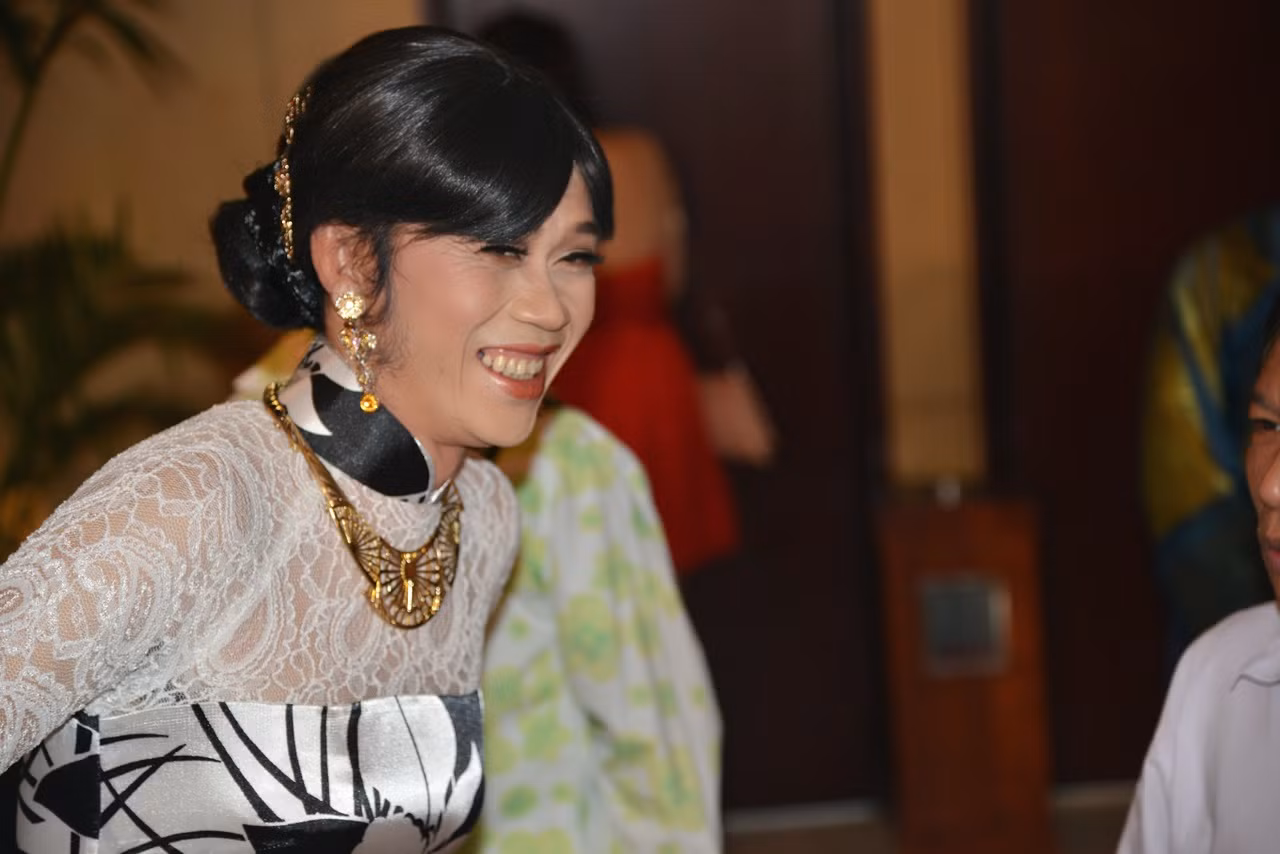 Cười thoải mái, không hề…ý tứ như những quý cô khác khi diện trang phục truyền thống