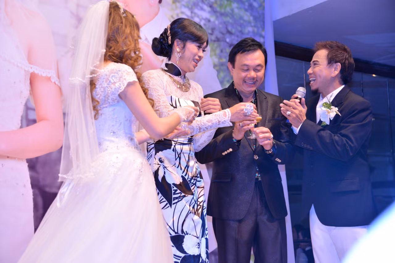 “Vợ chồng Hoài Linh, Chí Tài” chứng kiến “đôi trẻ” giao bôi thề ước.