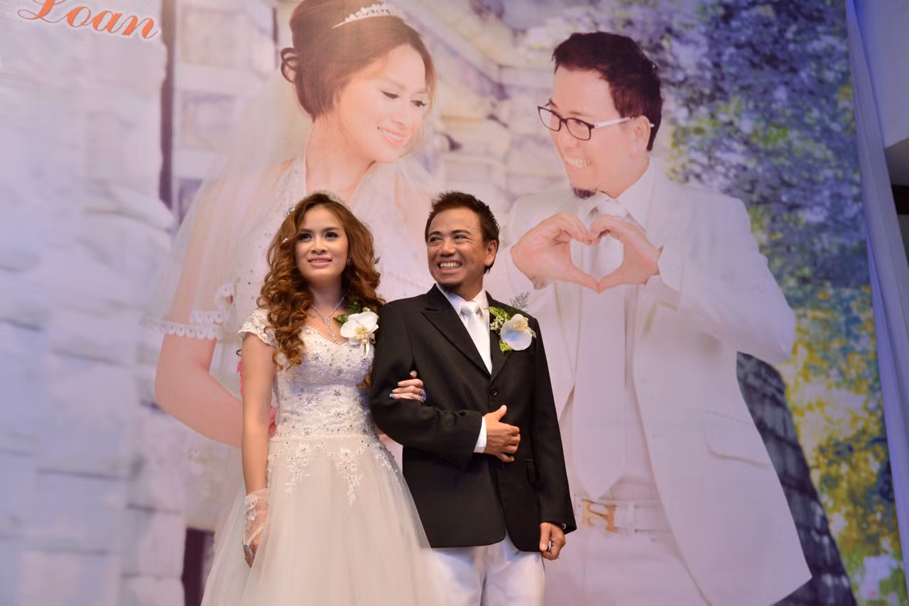 Đây là đám cưới lần 2 của nghệ sĩ Hồng Tơ, sau khi cuộc hôn nhân đầu tiên của anh đỗ vỡ.