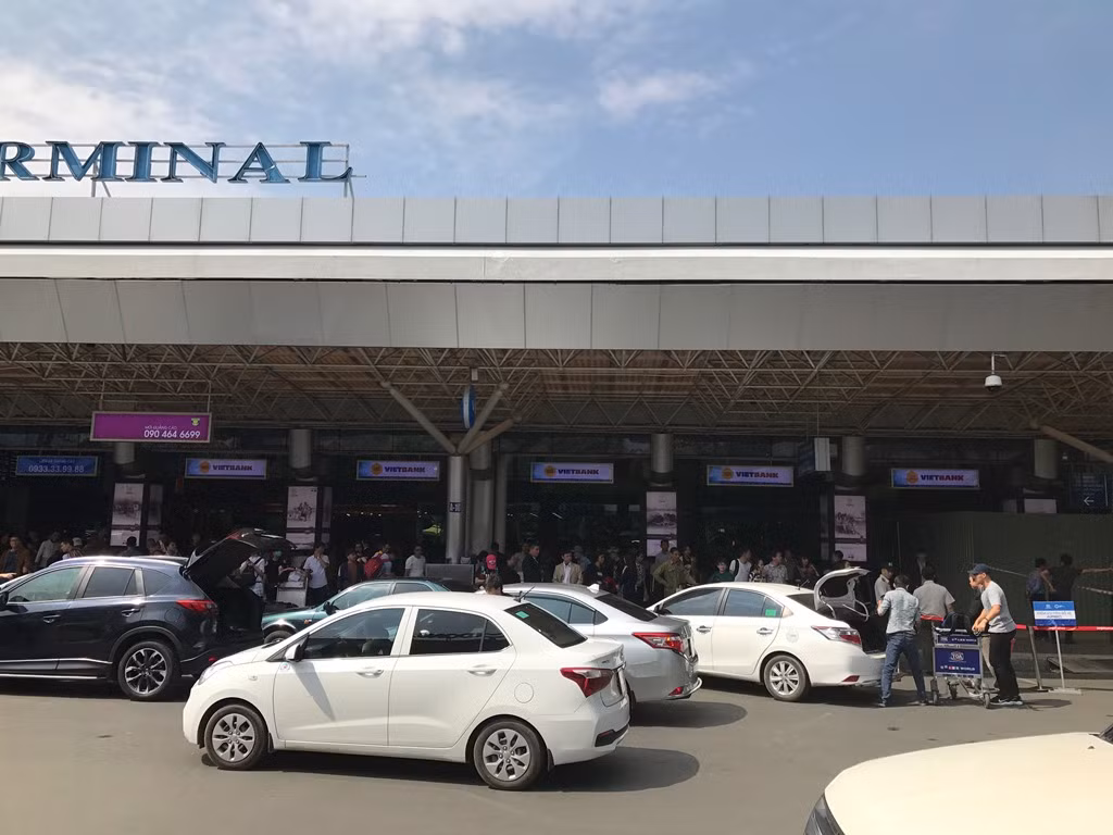 Các chuyên gia cho rằng, việc thu phí ô tô vào ga hàng không đón trả khách, người nhà là cách làm áp đặt, tùy tiện cần phải xóa bỏ ngay. Ảnh: Ngọc Quang