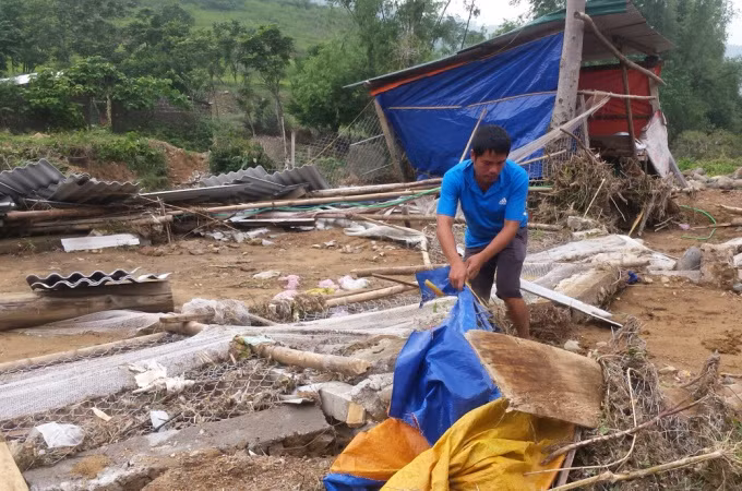 Anh Trần Thanh Lam thu dọn, khắc phục hậu quả do lũ quét gây ra. Ảnh: B.S