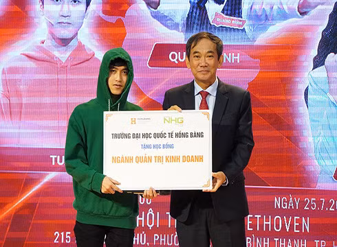 Phó Giáo sư Hồ Thanh Phong (phải) trao tặng học bổng cho Lương Tuấn Phi (ảnh: HIU)