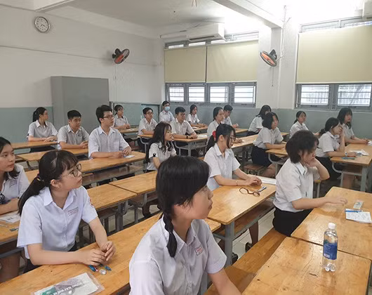 Học sinh trước giờ làm bài tuyển sinh vào lớp 10 ở điểm thi Trần Văn Ơn, quận 1 (ảnh: P.L)
