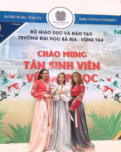 Sinh viên BVU trong trang phục cô Trung Quốc (ảnh: BVU) Sinh viên BVU trong trang phục cô Trung Quốc (ảnh: BVU)