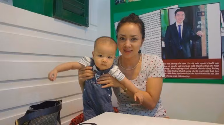 Dì Thúy Hiền tạo dáng cùng bé Poh.