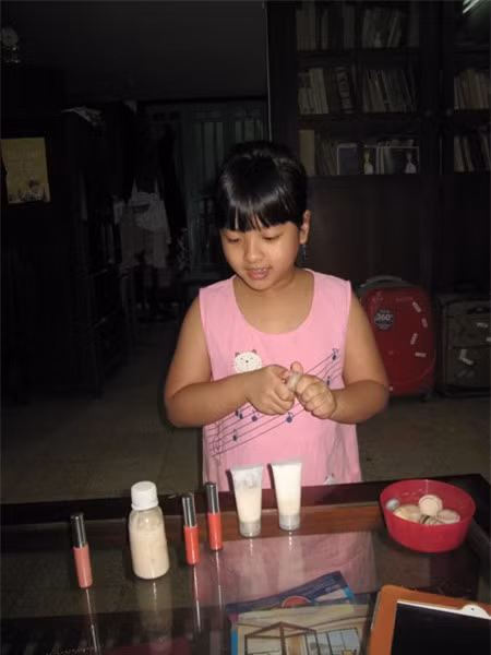 Lúc rảnh rỗi, Hồng Khanh mua các vật liệu về để tự làm mỹ phẩm đêm khoe với bạn bè. Lúc rảnh rỗi, Hồng Khanh mua các vật liệu về để tự làm mỹ phẩm đêm khoe với bạn bè.