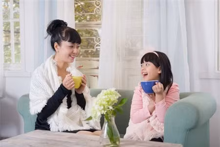 Diễn viên Chiều Xuân và con gái Hồng Khanh tham gia một buổi chụp hình cho tạp chí. Diễn viên Chiều Xuân và con gái Hồng Khanh tham gia một buổi chụp hình cho tạp chí.