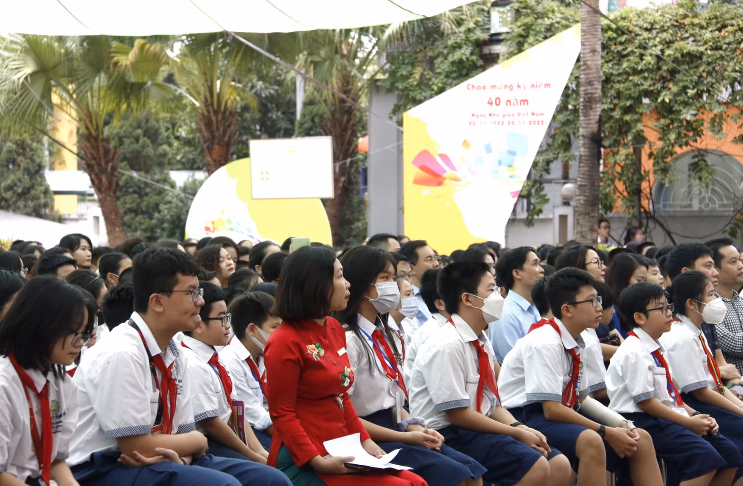 Học sinh toàn trường chăm chú lắng nghe. Học sinh toàn trường chăm chú lắng nghe.