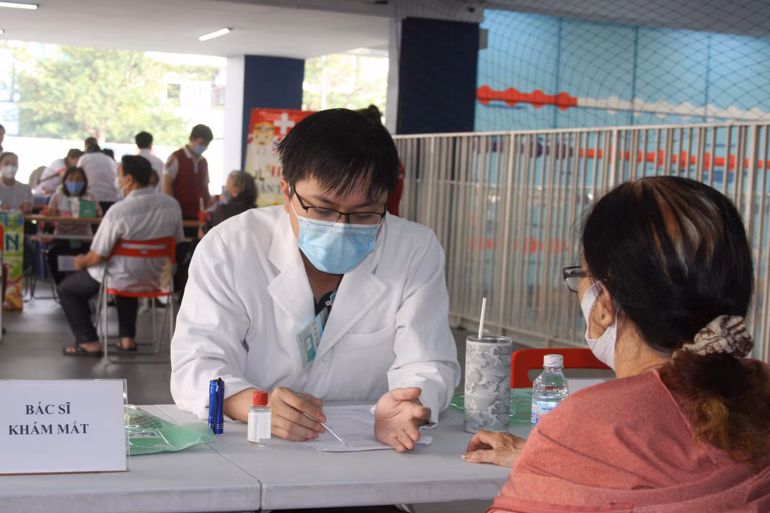 Bác sĩ nhãn khoa tư vấn các bệnh liên quan đến thị lực.