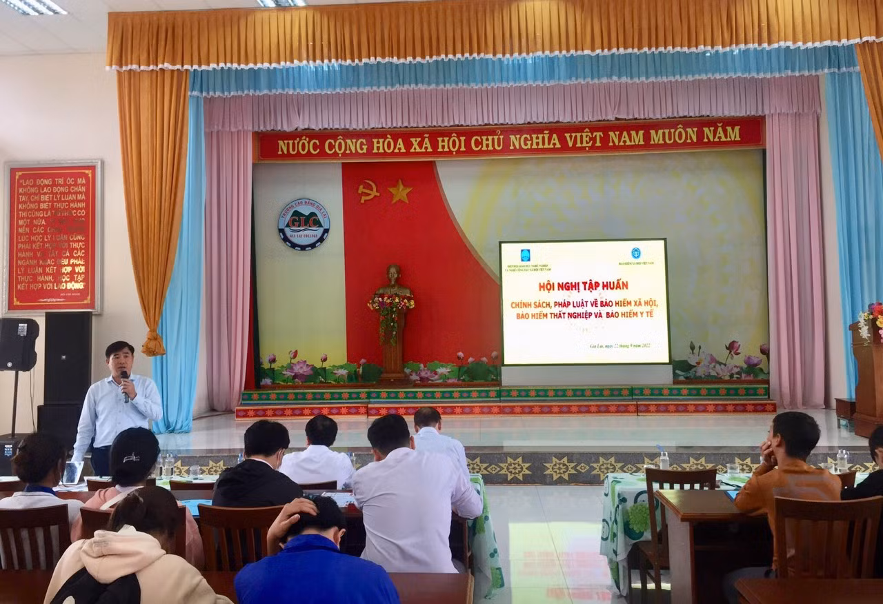 Ông Trần Ngọc Tuấn - Phó Giám đốc Bảo hiểm xã hội tỉnh Gia Lai phát biểu và chia sẻ các thông tin về bảo hiểm xã hội, bảo hiểm y tế và bảo hiểm thất nghiệp của tỉnh tại Hội nghị.