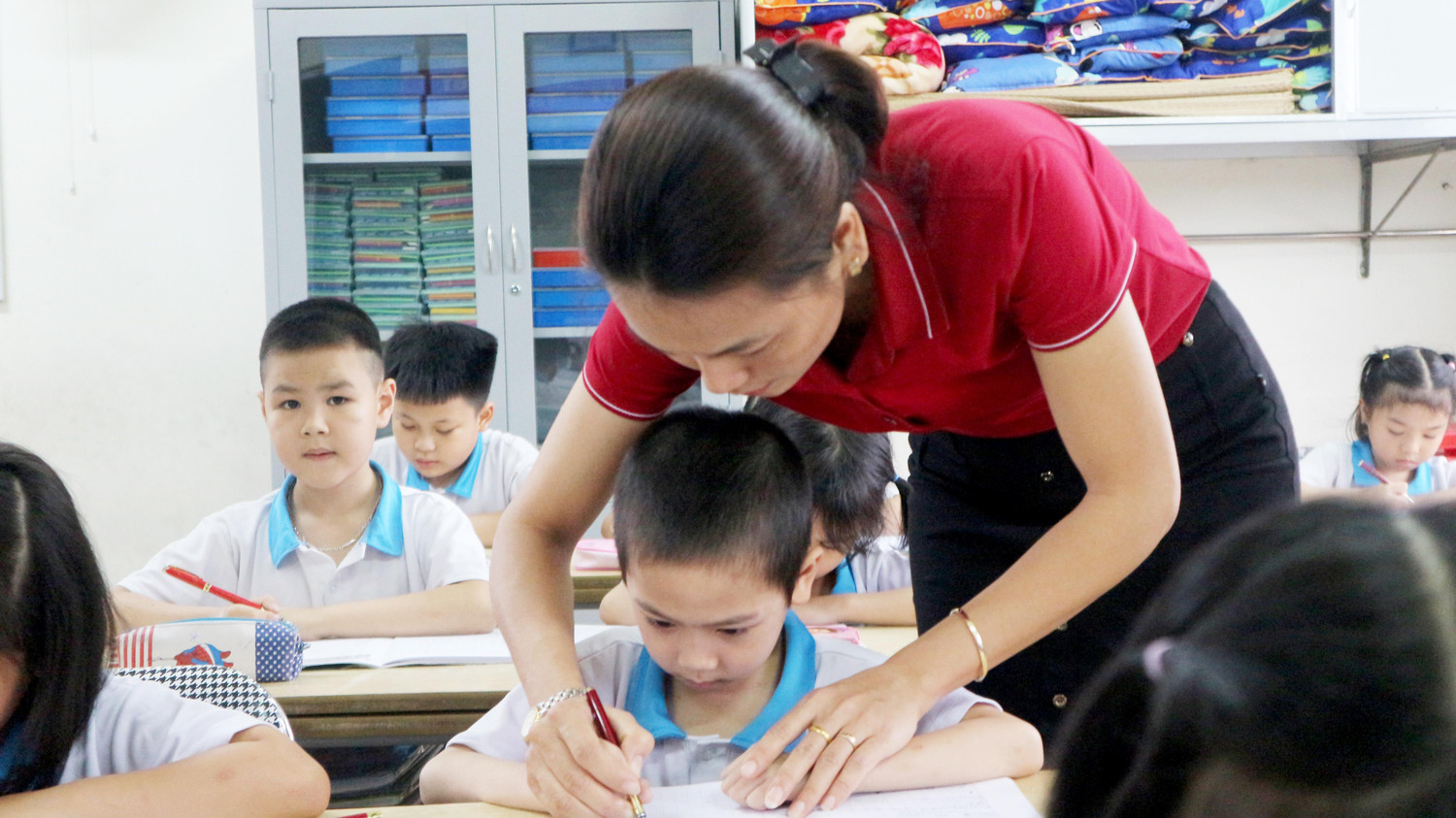 Bộ Giáo dục và Đào tạo đề nghị Nhà nước quan tâm tới chính sách tiền lương và các chế độ ưu đãi khác của viên chức giáo dục để tiền lương và thu nhập của viên chức giáo dục cơ bản đáp ứng được nhu cầu của cuộc sống. (Ảnh minh họa: Ngân Chi).