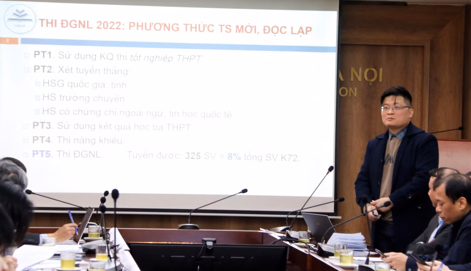 Tiến sĩ Trần Bá Trình (Phòng Đào tạo) phát biểu tham luận về Tổ chức kỳ thi đánh giá năng lực: Phương thức tuyển sinh mới của Trường Đại học Sư phạm Hà Nội năm 2022.
