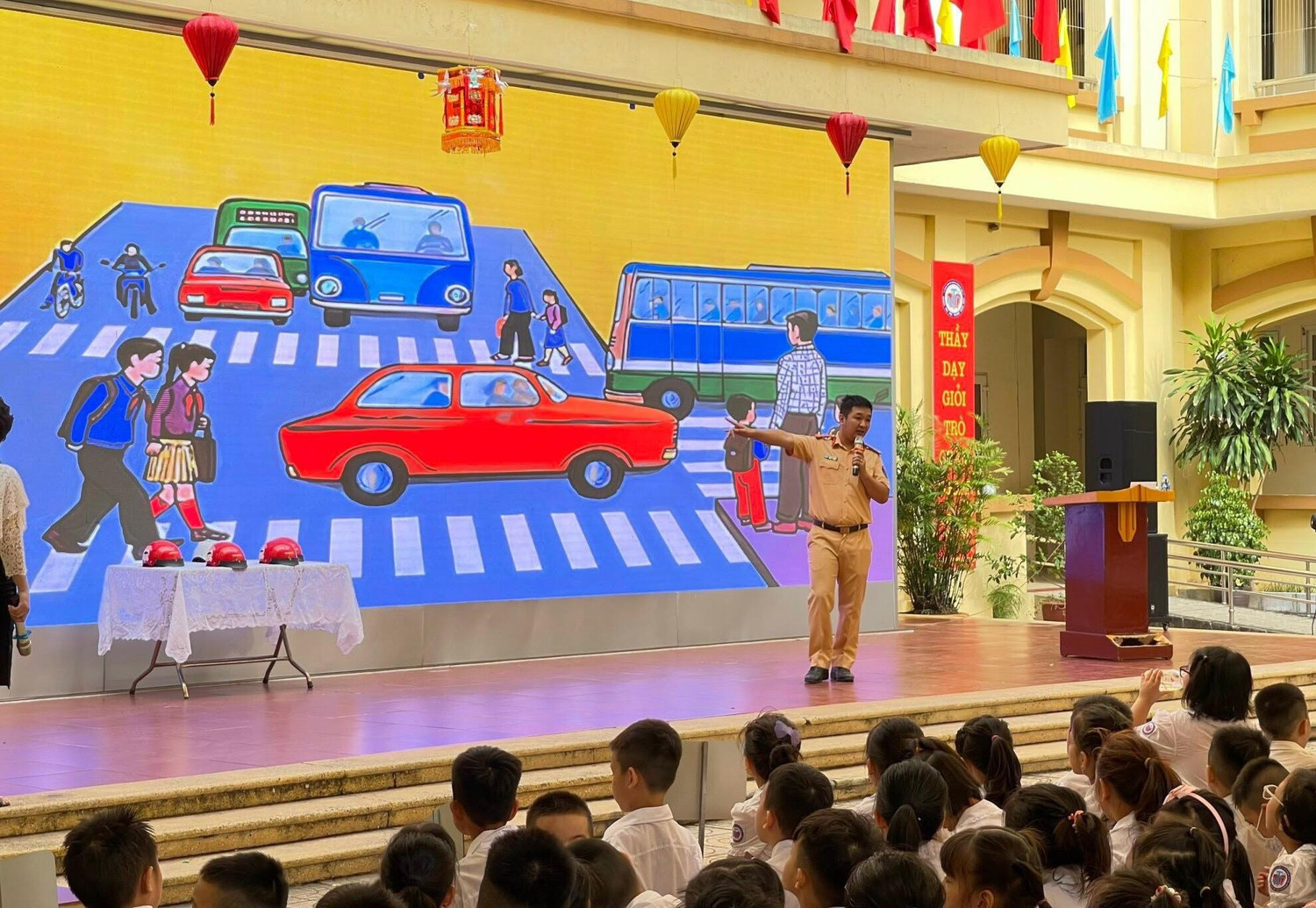 Cán bộ cảnh sát giao thông giới thiệu một số kiến thức và kỹ năng cơ bản khi tham gia giao thông cho trẻ. (NTCC).