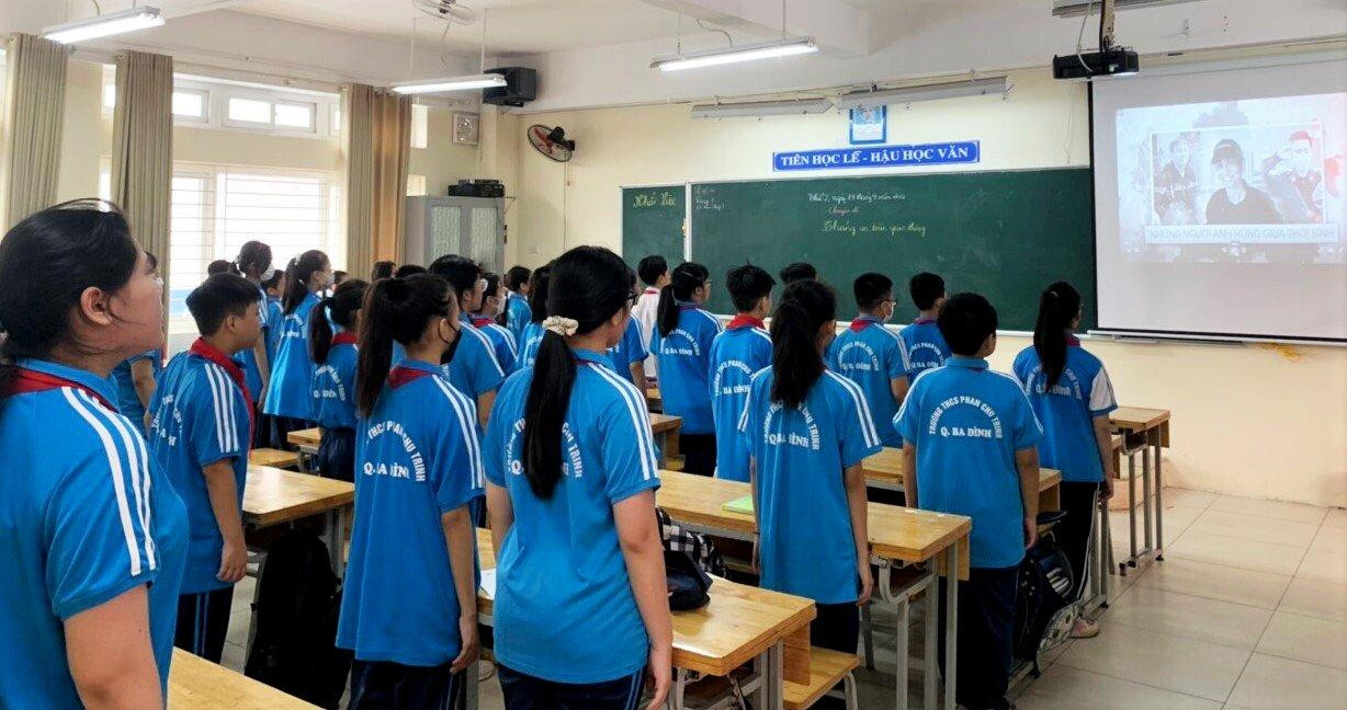 Một phút mặc niệm, tưởng nhớ 3 cán bộ, chiến sỹ PCCC Công an Cầu Giấy (Hà Nội) hy sinh khi làm nhiệm vụ. (Ảnh: NTCC).