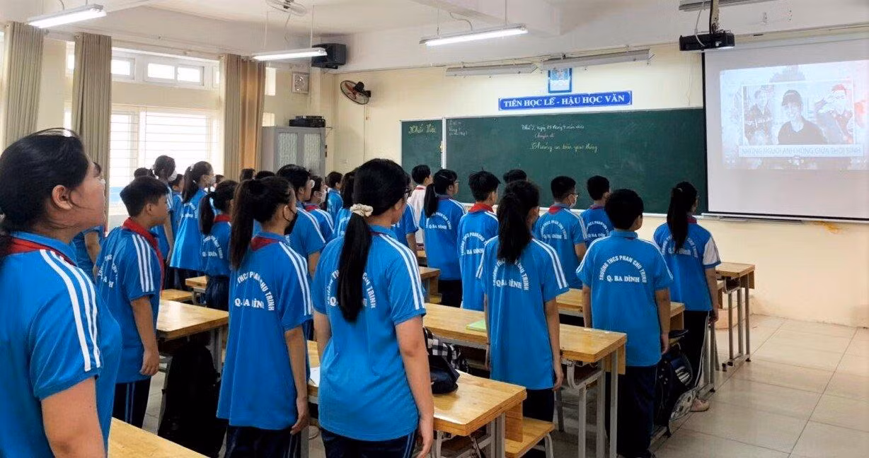 Một phút mặc niệm, tưởng nhớ 3 cán bộ, chiến sỹ PCCC Công an Cầu Giấy (Hà Nội) hy sinh khi làm nhiệm vụ. (Ảnh: NTCC).