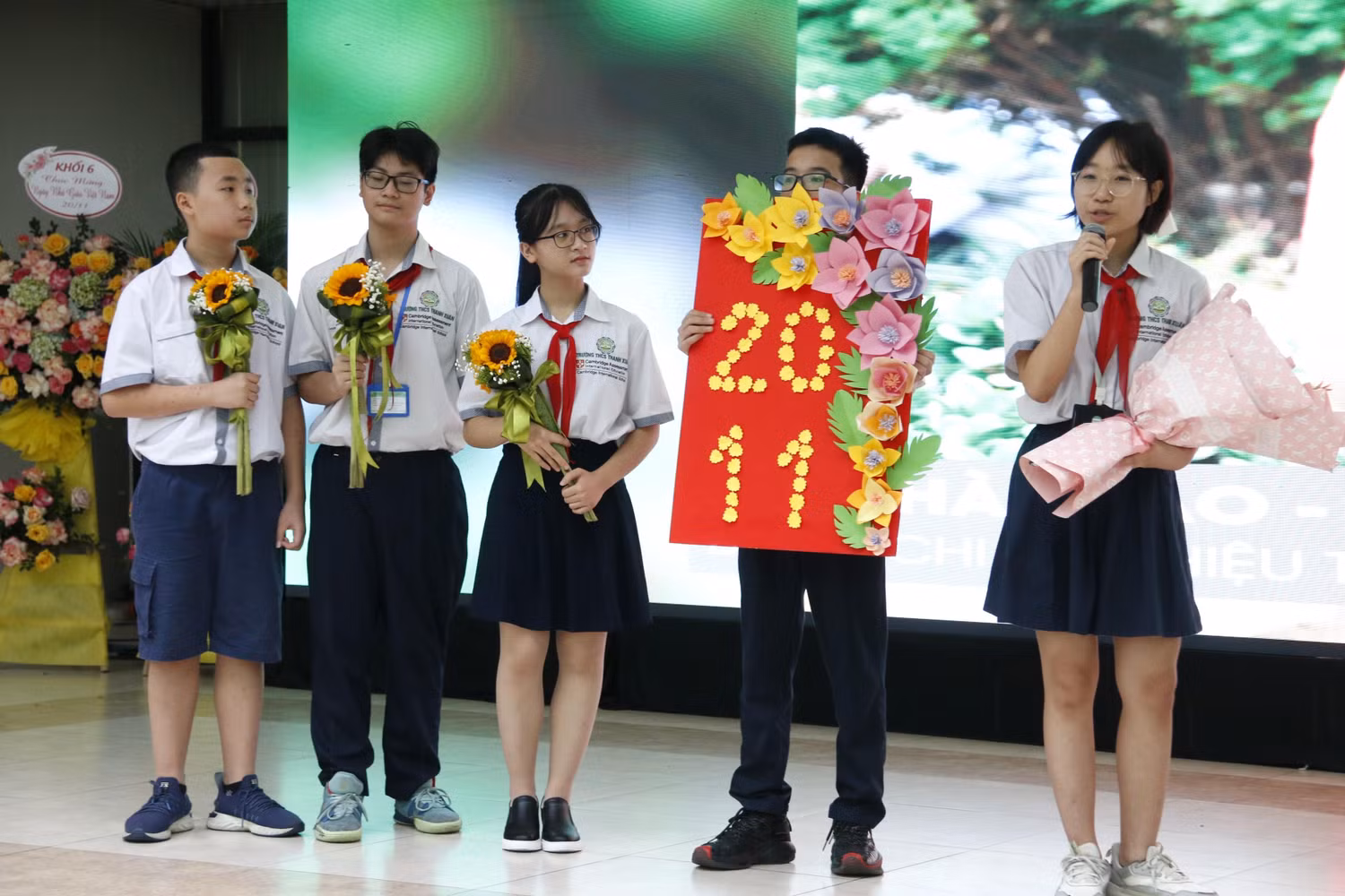 Đại diện học sinh chia sẻ, bày tỏ tình cảm với cô Hiệu trưởng: “Mặc dù chúng em chưa được trực tiếp nghe cô giảng bài, nhưng chúng em xin phép được gọi cô là cô giáo của em, bởi với vai trò là “người đứng trên bục giảng lớn”, cô đã chèo lái, dẫn dắt và truyền cho chúng em những bài học lớn”. Đại diện học sinh chia sẻ, bày tỏ tình cảm với cô Hiệu trưởng: “Mặc dù chúng em chưa được trực tiếp nghe cô giảng bài, nhưng chúng em xin phép được gọi cô là cô giáo của em, bởi với vai trò là “người đứng trên bục giảng lớn”, cô đã chèo lái, dẫn dắt và truyền cho chúng em những bài học lớn”.