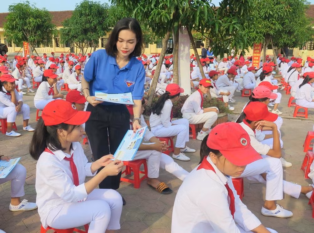 Bộ Giáo dục và Đào tạo yêu cầu các nhà trường phối hợp với cơ quan Bảo hiểm xã hội các cấp, phấn đấu đạt tỉ lệ 100% học sinh, sinh viên tham gia bảo hiểm y tế. (Ảnh minh họa).