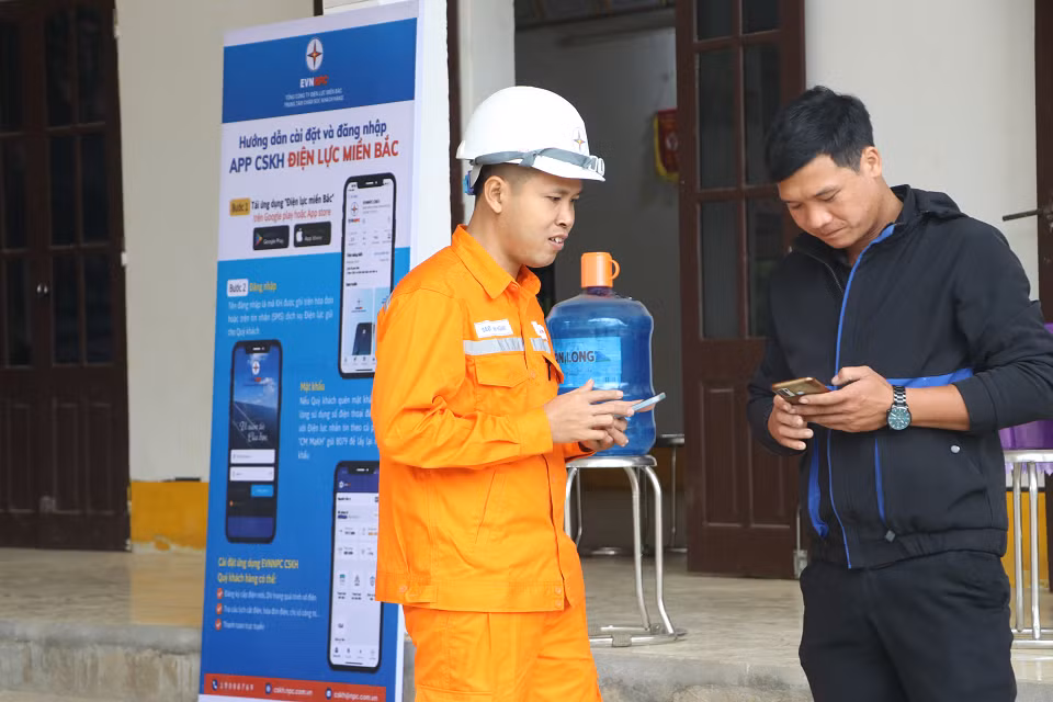 Công ty Điện lực Hòa Bình tuyên truyền đến khách hàng phần mềm CSKH. Công ty Điện lực Hòa Bình tuyên truyền đến khách hàng phần mềm CSKH.