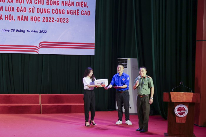 Sinh viên giao lưu nhận quà. Sinh viên giao lưu nhận quà.