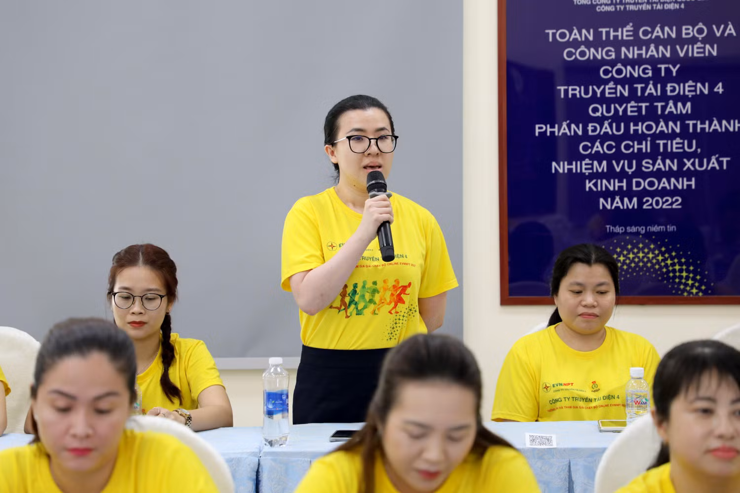 Phát biểu ý kiến góp ý của tổ nữ công cơ quan 4 cho hoạt động nữ công.