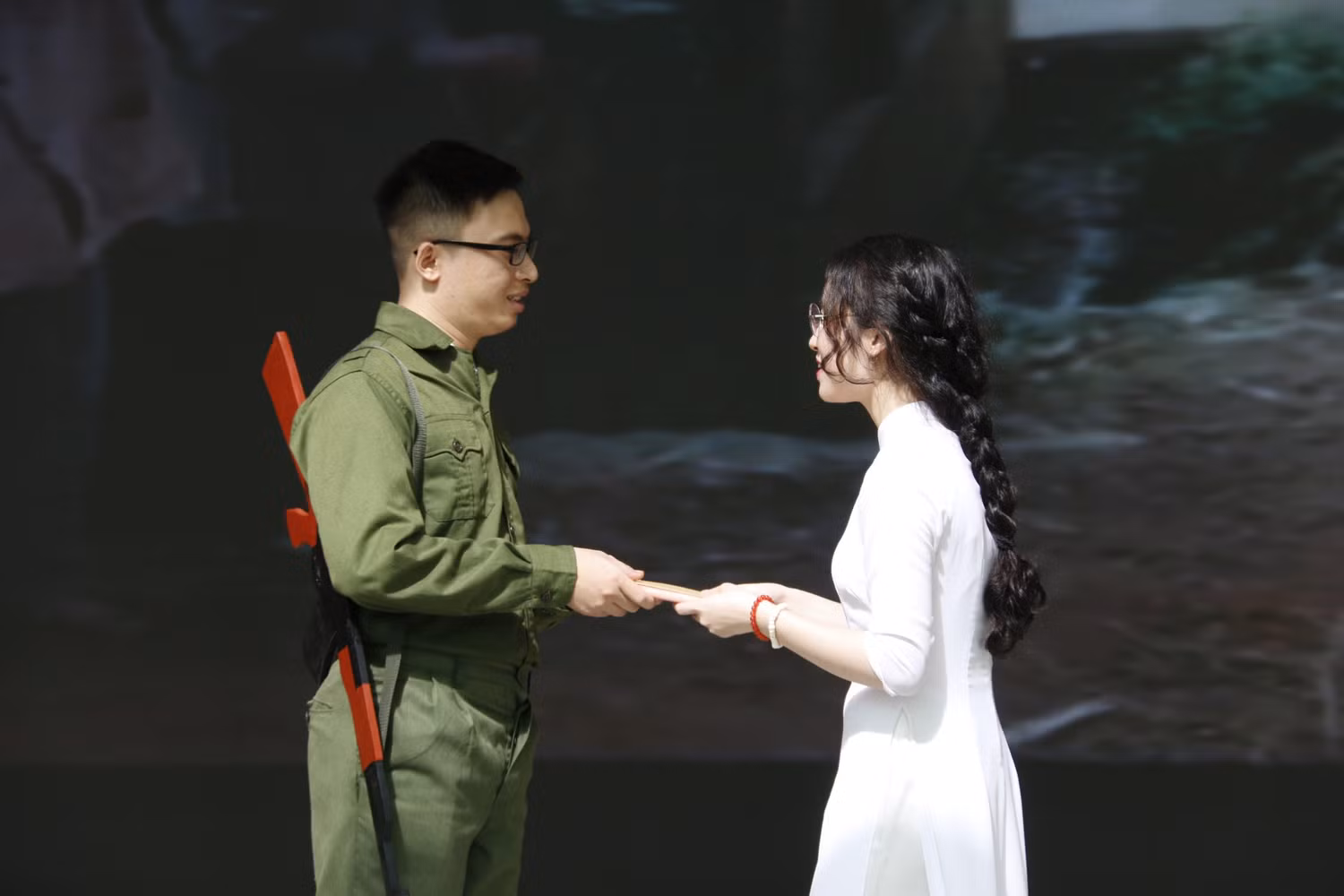 “Hành khúc ngày và đêm” với hoạt cảnh biểu diễn khiến học sinh toàn trường thích thú. “Hành khúc ngày và đêm” với hoạt cảnh biểu diễn khiến học sinh toàn trường thích thú.