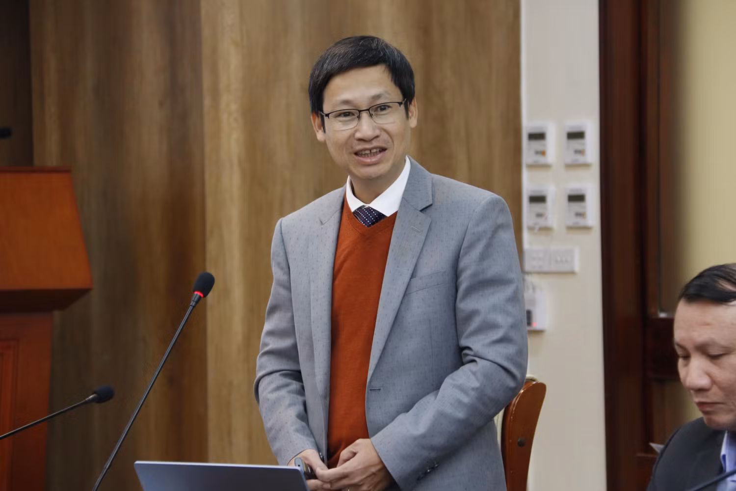 Phó Giáo sư, Tiến sĩ Nguyễn Lân Hùng Sơn (Khoa Sinh học, Trường Đại học Sư phạm Hà Nội) phát biểu tham luận về “Xây dựng ma trận và biên soạn đề thi môn Sinh học phục vụ kỳ thi đánh giá năng lực”.