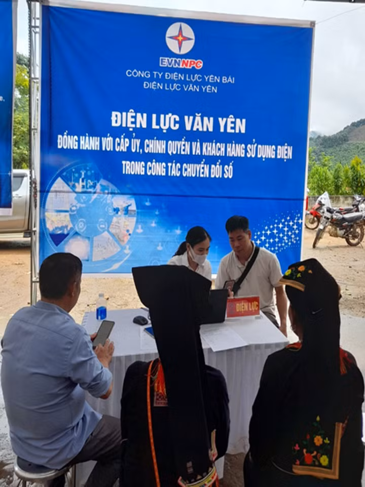 Đồng hành với cấp ủy, chính quyền địa phương trong công tác chuyển đổi số tại các vùng nông thôn, vùng sâu, vùng xa huyện Văn Yên, tỉnh Yên Bái. Đồng hành với cấp ủy, chính quyền địa phương trong công tác chuyển đổi số tại các vùng nông thôn, vùng sâu, vùng xa huyện Văn Yên, tỉnh Yên Bái.