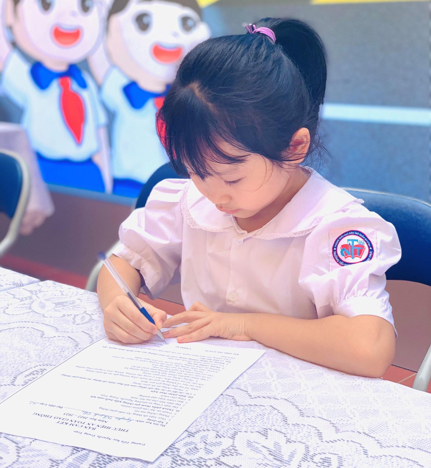 Đại diện học sinh Trường Tiểu học Nguyễn Trung Trực ký cam kết. (Ảnh: NTCC).