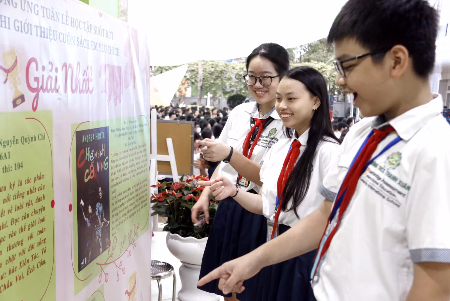 Học sinh hứng khởi với triển lãm Giới thiệu cuốn sách em yêu thích và cuộc thi Viết về người thầy cô trong tôi năm 2022. Học sinh hứng khởi với triển lãm Giới thiệu cuốn sách em yêu thích và cuộc thi Viết về người thầy cô trong tôi năm 2022.