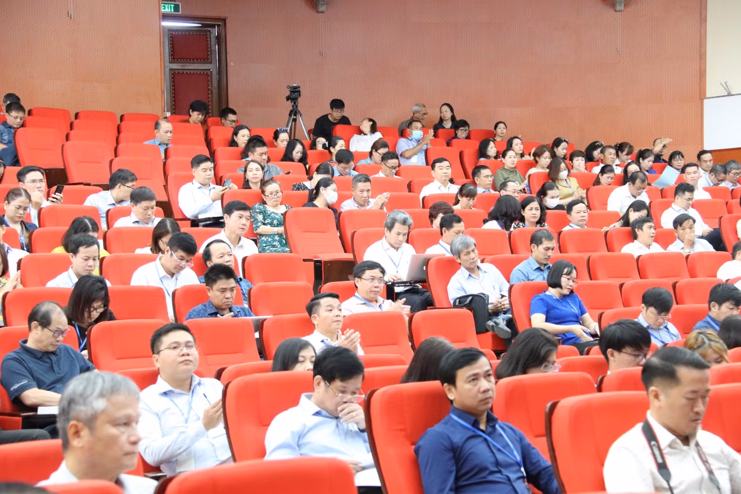 Các đại biểu tham dự hội thảo.