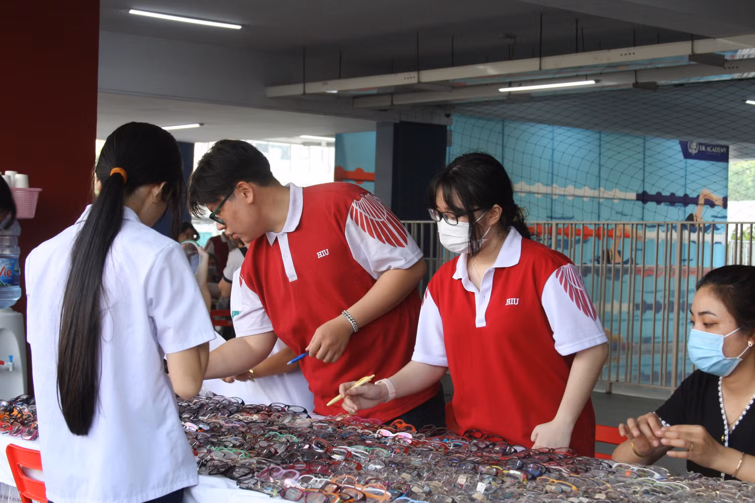 Sinh viên Trường Đại học quốc tế Hồng Bàng tích cực tư vấn trong vai trò tình nguyện viên.