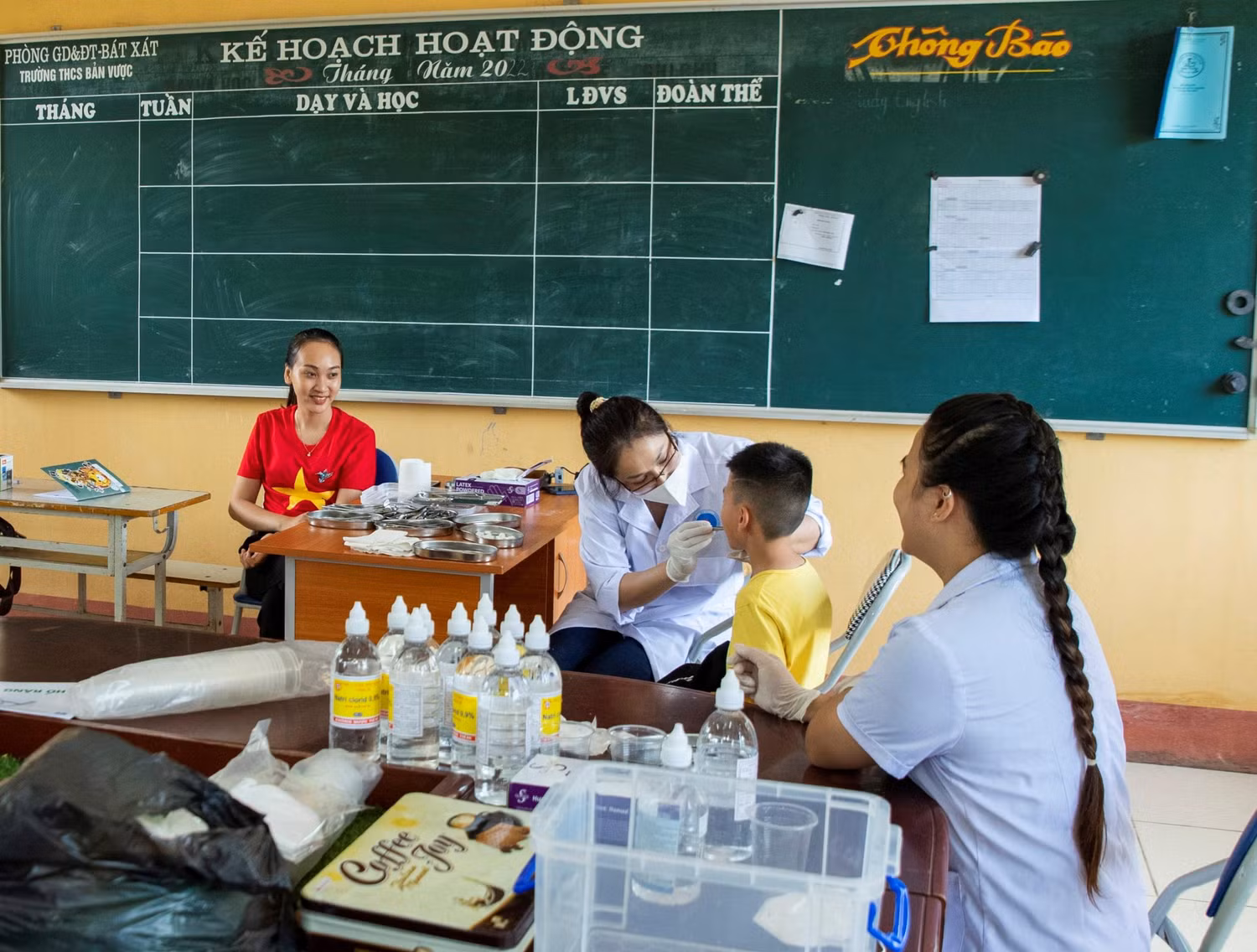 Bộ Giáo dục và Đào tạo yêu cầu kiện toàn và nâng cao năng lực đội ngũ nhân viên y tế trường học. (Ảnh minh họa: Tuấn Ninh).