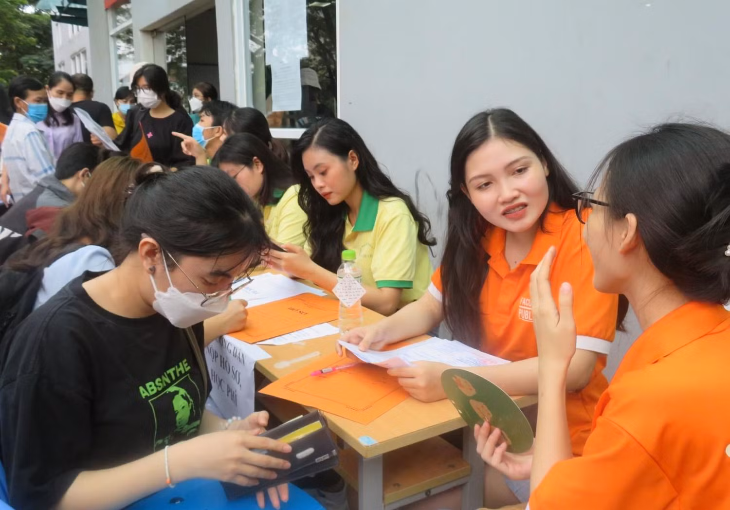 Thí sinh làm thủ tục nhập học 2022. Ảnh: hcmuc.edu.vn.