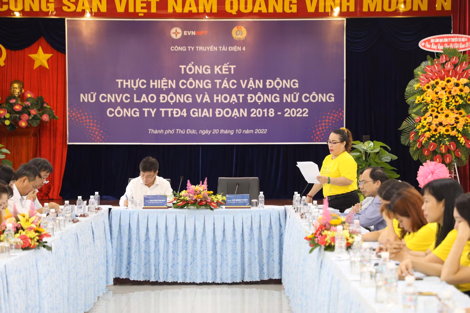 Bà Đặng Thị Hải Yến, Trưởng ban nữ công Công ty báo cáo tổng kết công tác vận động nữ công nhân viên chức lao động và hoạt động nữ công giai đoạn 2018-2023.