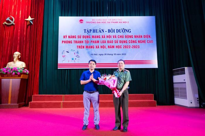 Thạc sĩ Nguyễn Hữu Hòa - Trưởng phòng Công tác Chính trị - Học sinh sinh viên tặng hoa cảm ơn Báo cáo viên. Thạc sĩ Nguyễn Hữu Hòa - Trưởng phòng Công tác Chính trị - Học sinh sinh viên tặng hoa cảm ơn Báo cáo viên.