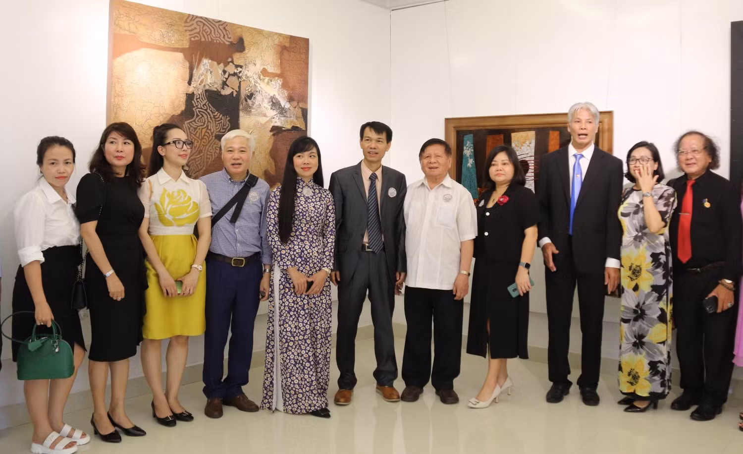 Lãnh đạo Hiệp hội chụp ảnh kỷ niệm cùng các đại biểu dự hội thảo.