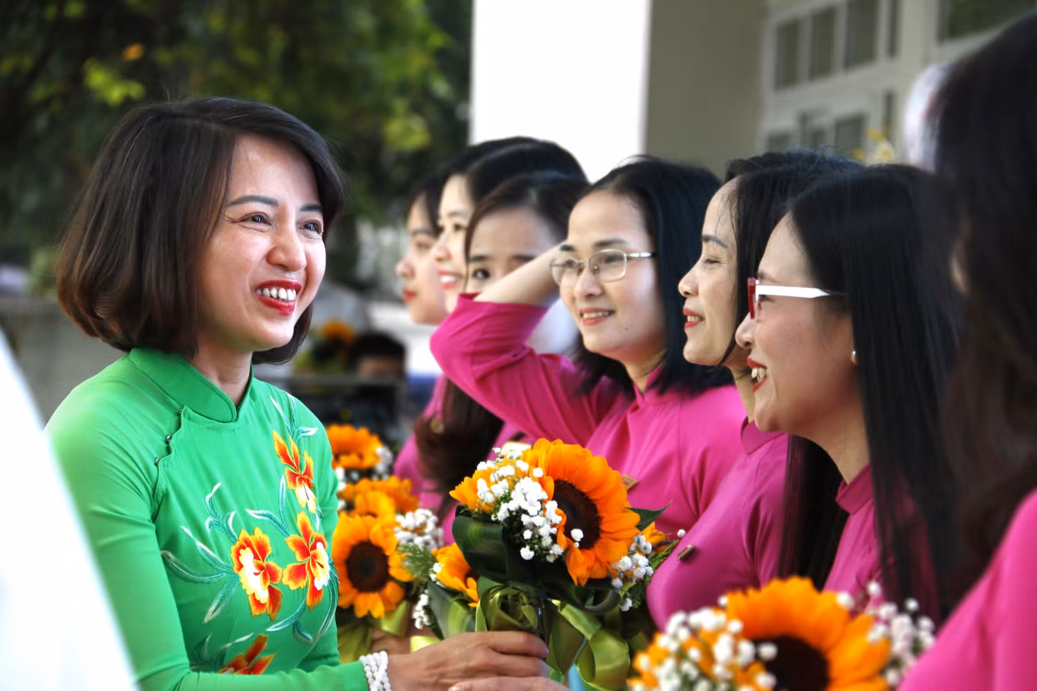 Hiệu trưởng Ngô Thị Diệp Lan tặng hoa cảm ơn đồng nghiệp. Hiệu trưởng Ngô Thị Diệp Lan tặng hoa cảm ơn đồng nghiệp.