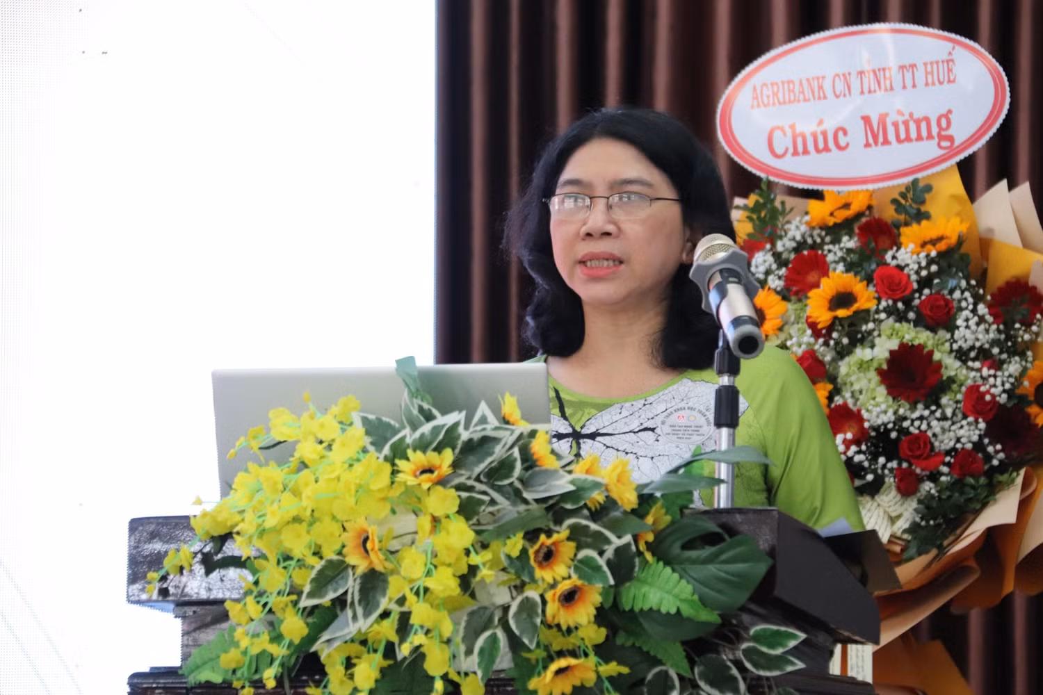 Phó Giáo sư, Tiến sĩ Nguyễn Lan Hương trình bày tham luận.