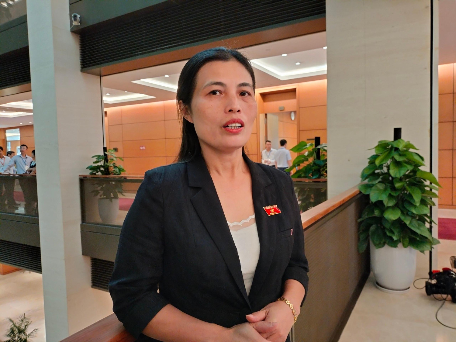 Đại biểu Quốc hội Hồ Thị Minh trao đổi bên lề với phóng viên, sáng ngày 24/10. (Ảnh: H.B).