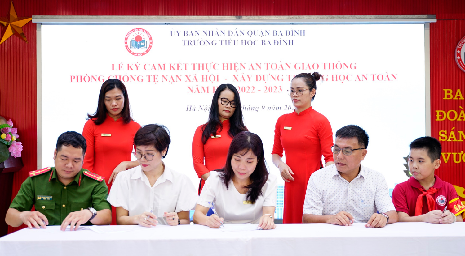 Trường Tiểu học Ba Đình tổ chức lễ phát động và ký cam kết thực hiện tốt An toàn giao thông. (Ảnh: NTCC).