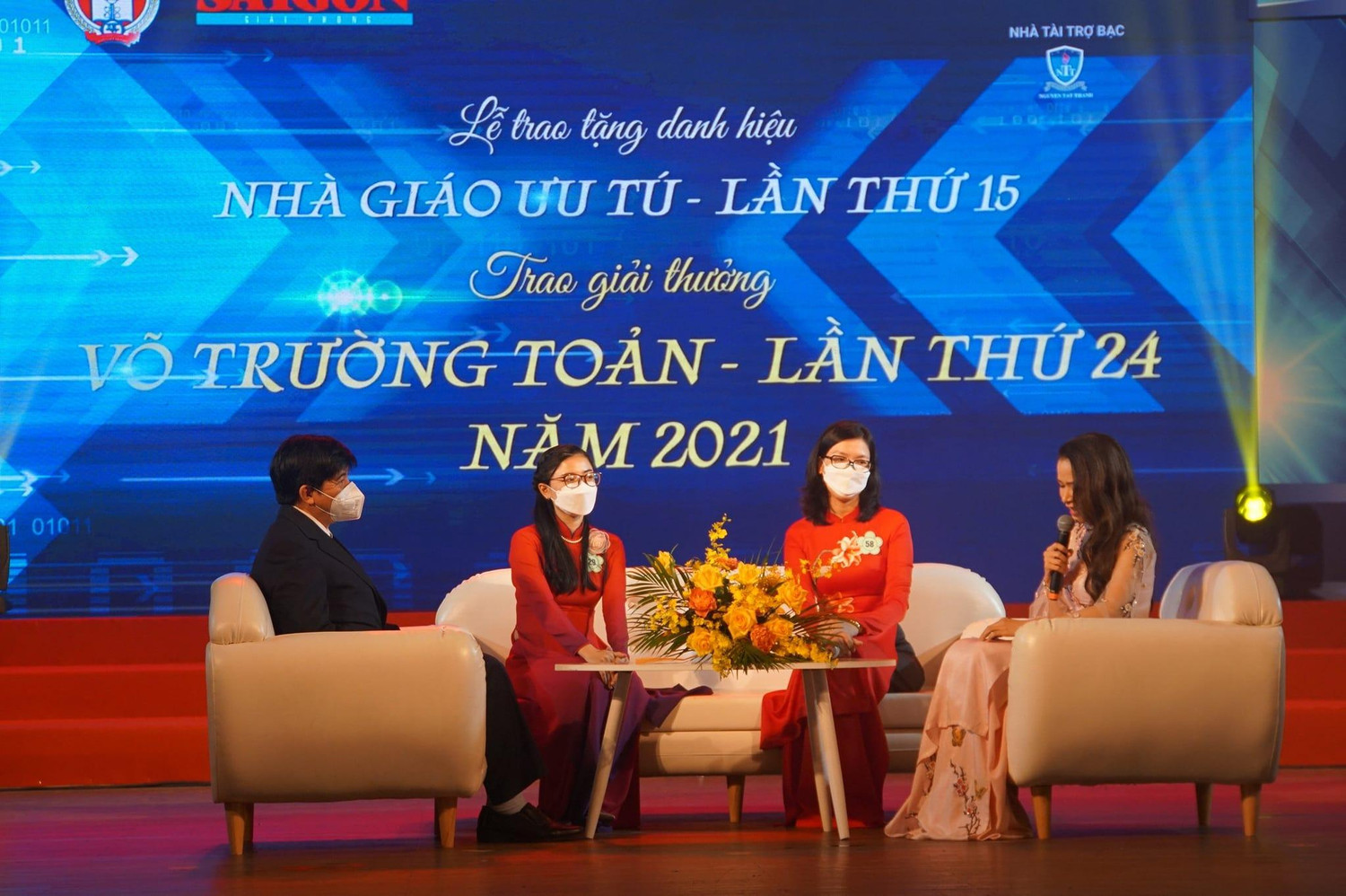 Các thầy cô đạt giải thưởng chia sẻ, giao lưu tại buổi lễ (ảnh: CTV)