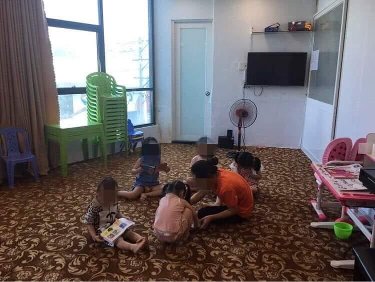 Trẻ và cô giáo bên trong điểm giữ trẻ hoạt động không phép (ảnh chụp vào sáng ngày 5/11: P.L)