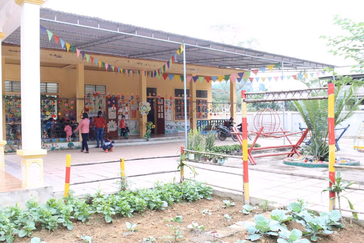 Tuy nhiên, cơ sở vật chất nhà trường cũng đã được chú trọng đầu tư xây dựng kiên cố, khang trang