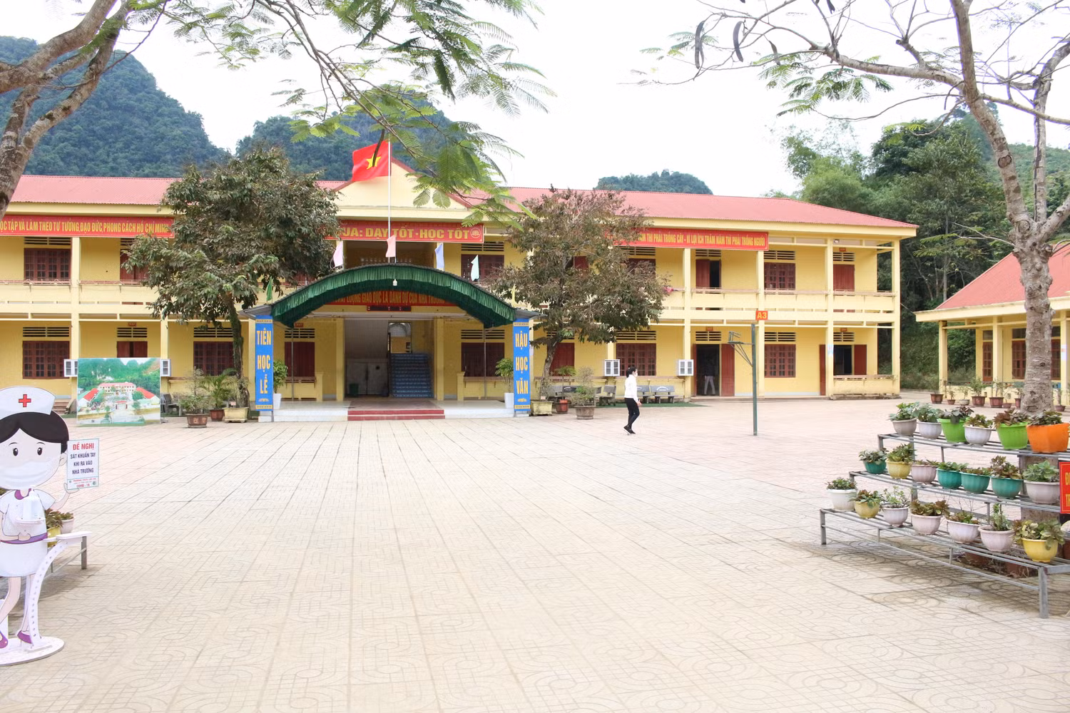 Khu lớp học 2 tầng được xây dựng kiên cố, không gian sân trường thoáng đãng rộng rãi