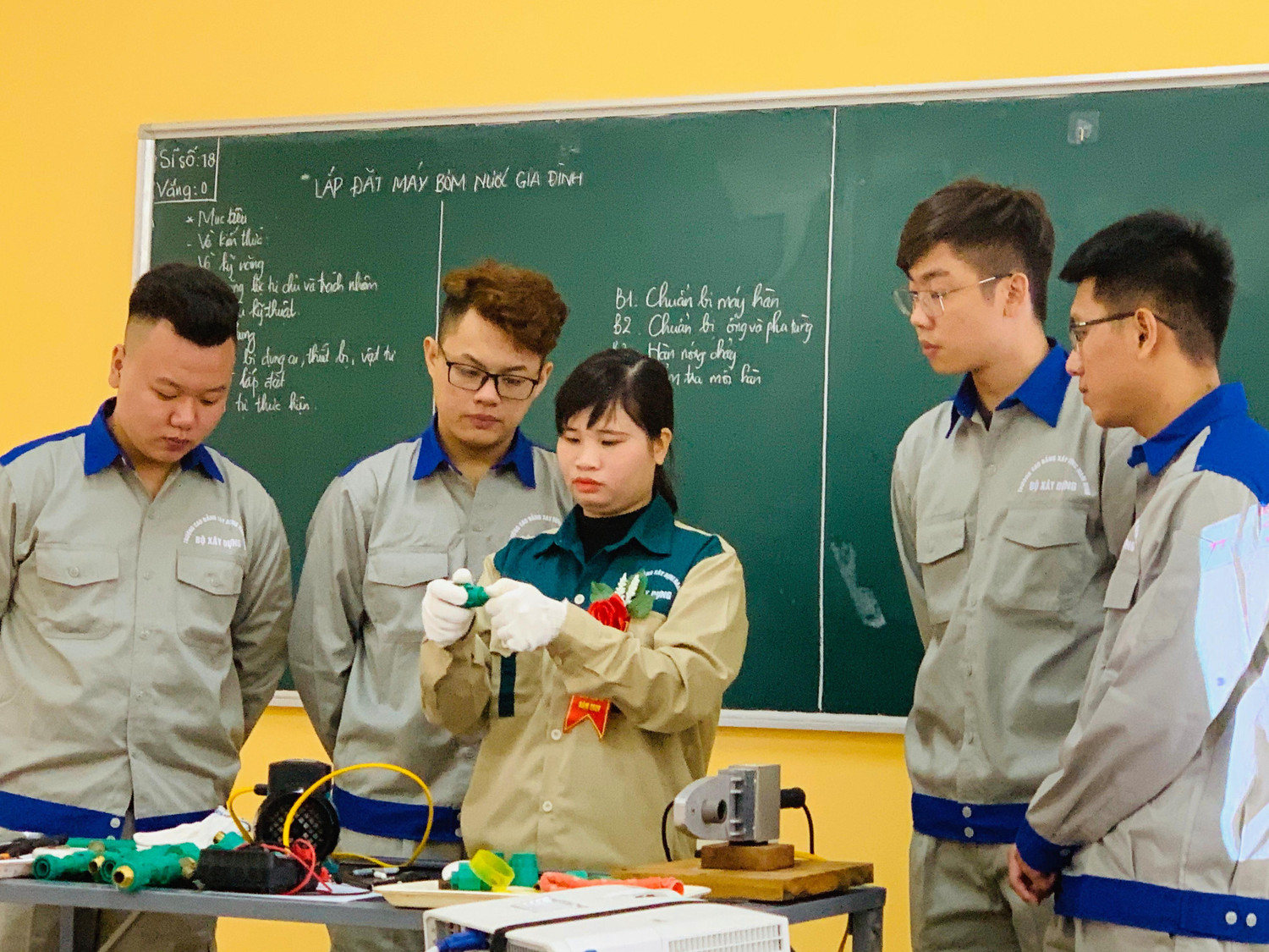 Sẽ đào tạo các ngành nghề mới và các kỹ năng nghề mới cho ít nhất 20 ngành, nghề ở trình độ cao đẳng và trung cấp trong tương lai đáp ứng yêu cầu của cuộc Cách mạng công nghiệp lần thứ tư. Ảnh minh họa: Trung Dũng