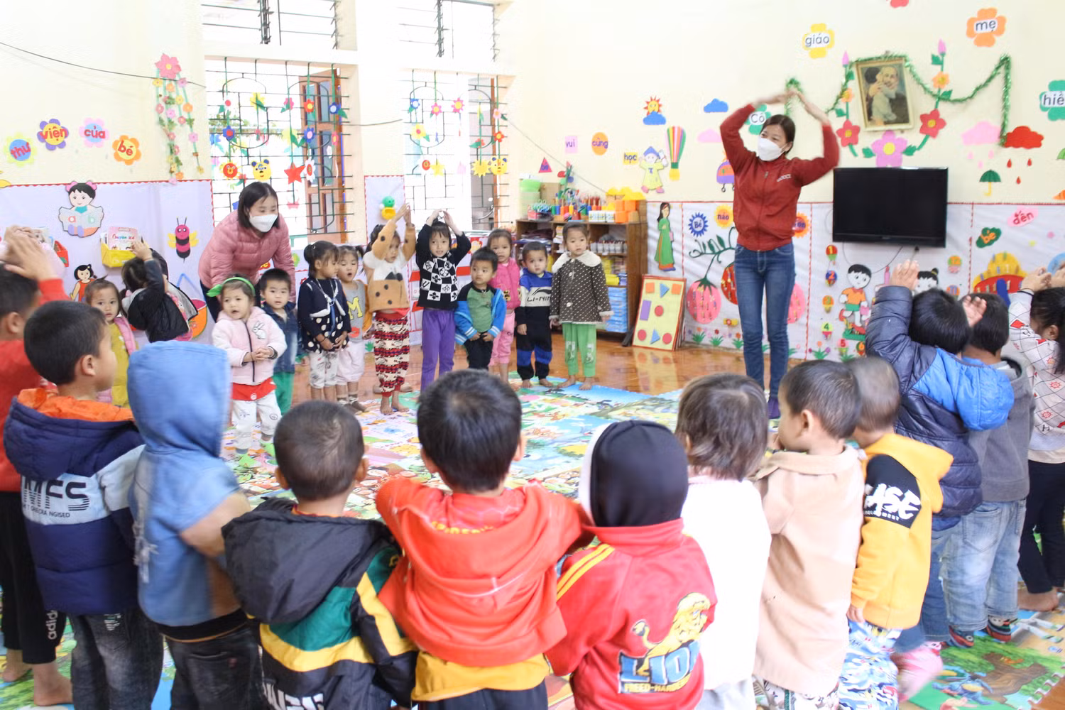 Trong lớp học cũng được cũng được bố trí đầy đủ thiết bị phục vụ dạy và học
