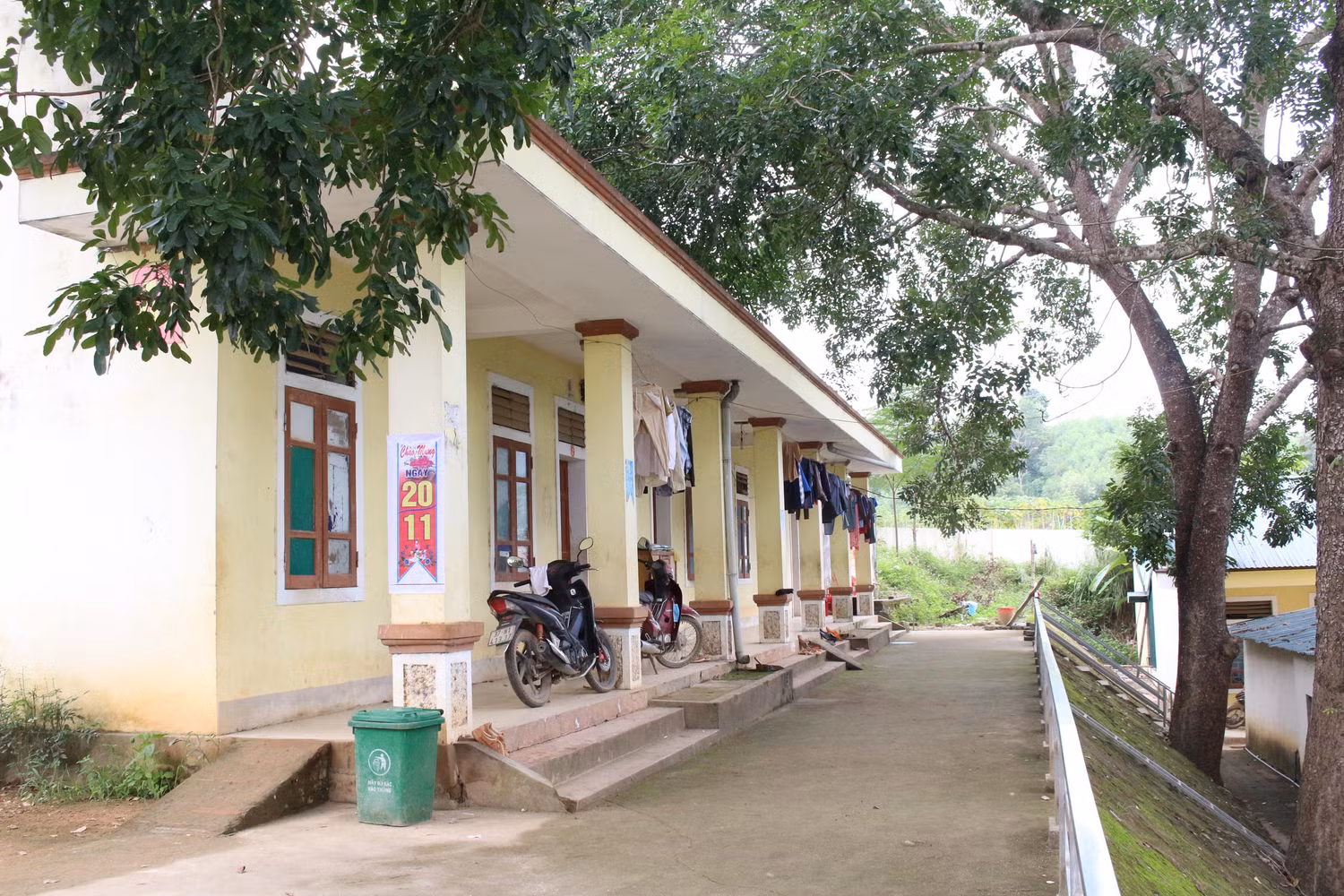 Khu nội trú của cán bộ, giáo viên cũng được xây dựng kiên cố, khang trang
