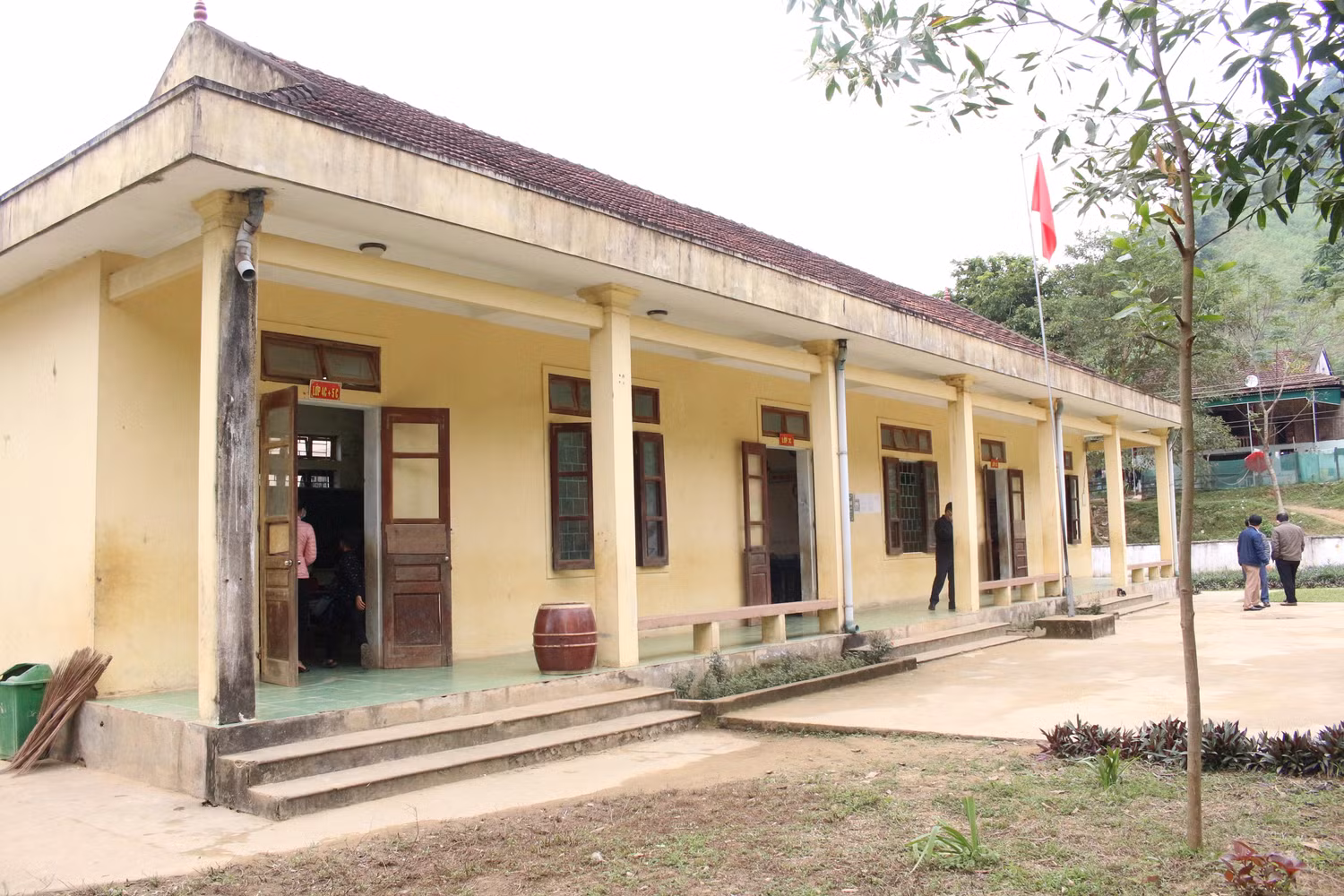Là điểm trường cách xa trung tâm nhưng hệ thống phòng học cơ bản cũng được kiên cố hoá.