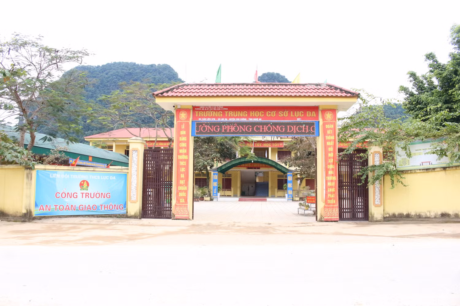 Từ ngoài cổng trường đã thấy được sự khang trang, sạch đẹp. Nếu không chú thích rõ thì ít ai biết rằng đây là ngôi trường ở vùng miền núi xa xôi phía tây Nghệ An.