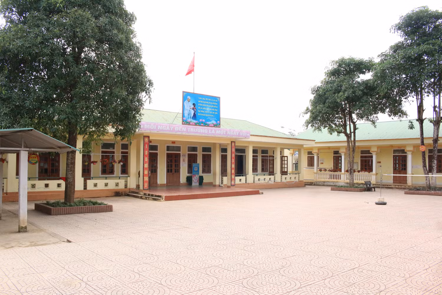 Khuôn viên trường thoáng đãng, lớp học và khu Hiệu bộ được xây dựng kiên cố